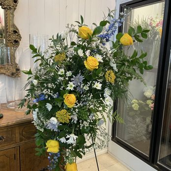 La Floret Fleuriste - Bridal arch - Florists Near Me - Verdun, Quebec La Floret Fleuriste - Bridal arch - Florists Near Me - Verdun, Quebec