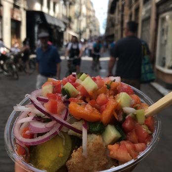 Maoz Falafel - big falafel and hummus bowls with lots of space for a delicious unlimited pickles and veggie bar ! - Vegetarian Near Me - Barcelona, B