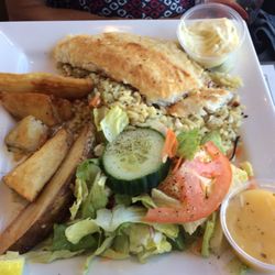 Le Glouton - Filet de sole servi avec patates grecques, riz et salade.
