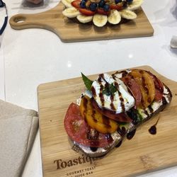 Toastique - Tomato burrata & PB crunch