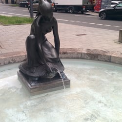 Mädchen auf der Schildkröte-Brunnen