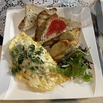 Le TRAMWAY - Beef Brisket Omelette - Cafes Near Me - Edmonton, Alberta