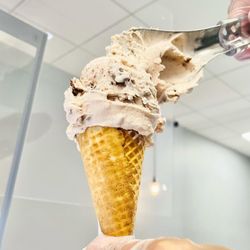1803 Desserts - White chocolate / ice cream cone