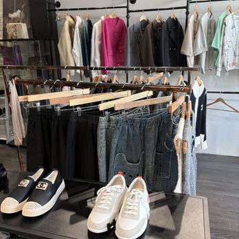 Modu Moyu - Inside - Women's Clothing Near Me - Los Angeles, California Modu Moyu - Inside - Women's Clothing Near Me - Los Angeles, California