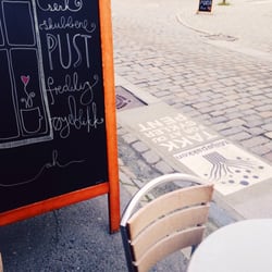Dromedar Kaffebar - Søtt håndtegnet skilt utenfor