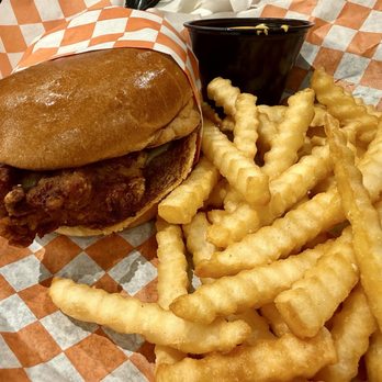 Minnie Bird - Southern Charm Sandwich Combo - Chicken Shop Near Me - Naperville, Illinois