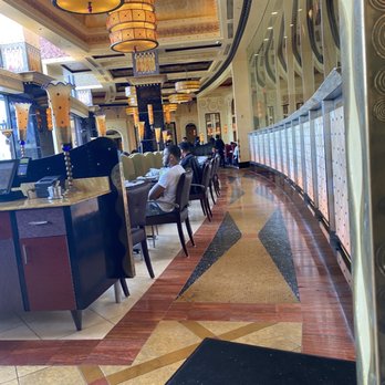 Grand Lux Cafe - Seating Area - American Near Me - Paramus, New Jersey