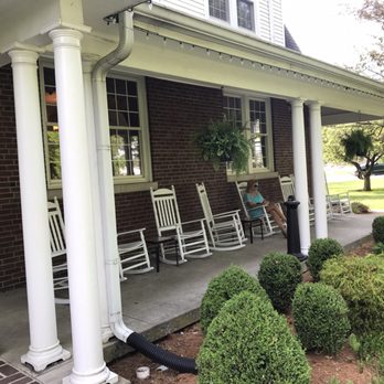 The Woodford Inn - Nice front porch. - Bed & Breakfast Near Me - Versailles, Kentucky