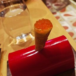 Cono de salmón crudo con huevas de trucha* 6 Salmon tartare and trout roe cone