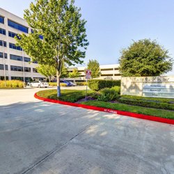 Hung Le, MD - Parking Lot Entrance