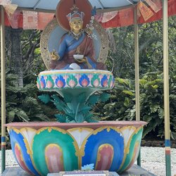 Paleaku Gardens Peace Sanctuary - Diety statue