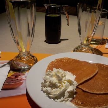 VIPS - Batido de chocolate blanco y 3 tortitas con caramelo - Spanish Near Me - Seville, SE