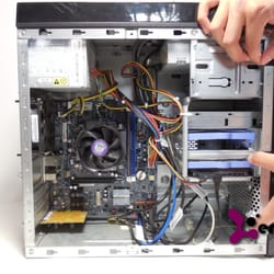 Encom - Reparación de computadora Lenovo, desarmado para proceder a limpieza interna.