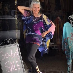 Suzan is so stylish and makes shopping fun! Suzan is so stylish and makes shopping fun!