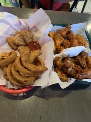 Haywood Lounge Best wings AVL. by null