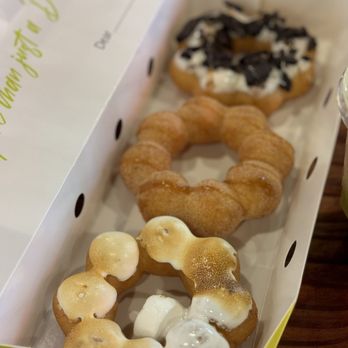 Mochinut - Bellevue - Marshmallow, cinnamon, Oreo 3 x Premium Mochi Donuts - Donuts Near Me - Bellevue, Washington Mochinut - Bellevue - Marshmallow, cinnamon, Oreo 3 x Premium Mochi Donuts - Donuts Near Me - Bellevue, Washington