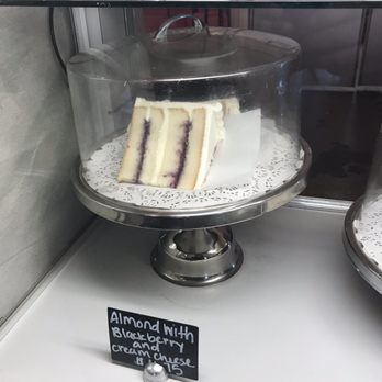 Creme de la Creme - Custom Cakes Near Me - Fort Worth, Texas