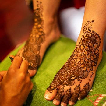Maaz Henna Creations - Maaz at work - Henna Artists Near Me