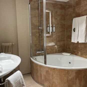 AC Hotel by Marriott Carlton Madrid - Hotels Near Me - Madrid, M