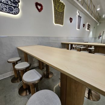 Wallace Chicken - Cute clean chairs and tables - Chicken Wings Near Me - Walnut, California