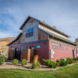 Palisade Basecamp RV Resort - Modern showerhouse
