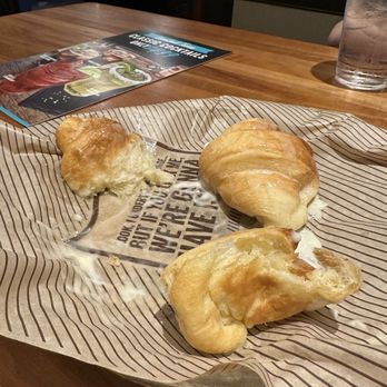 Cheddar's Scratch Kitchen - Honey Butter Croissants - American Near Me - Garland, Texas