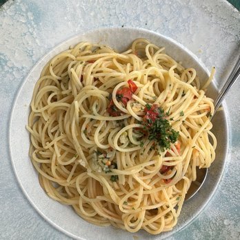Per Bacco - Spaghetti with garlic, olive oil and chili peppers - Wine Bars Near Me - Interlaken, BE Per Bacco - Spaghetti with garlic, olive oil and chili peppers - Wine Bars Near Me - Interlaken, BE