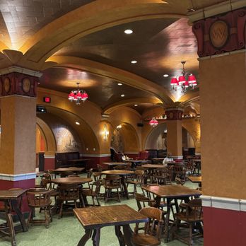 Der Rathskeller - Der Rathskeller - timeless - American Near Me - Madison, Wisconsin