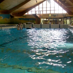 Wellenbad Penzberg - Das grosse Wellenbecken in Penzberg. Rechts hinten kann man die Türe, die zum Warmwassersprudelbecken führt, sehen. In diesem