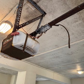 Destin Pointe Vacation Rentals - Inoperable garage door opener. - Vacation Rentals Near Me - Destin, Florida