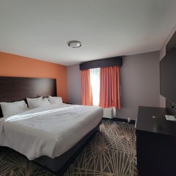 La Quinta By Wyndham - Branson - separate bedroom with king size bed - Hotels Near Me - Branson, Missouri La Quinta By Wyndham - Branson - separate bedroom with king size bed - Hotels Near Me - Branson, Missouri