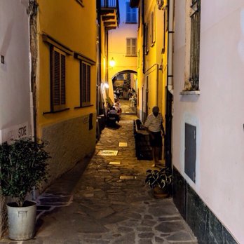 Osteria Quatro Pass - Long alleyway where Osteria Quattro Pass is located - Italian Near Me - Varenna, SO Osteria Quatro Pass - Long alleyway where Osteria Quattro Pass is located - Italian Near Me - Varenna, SO