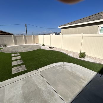Sonoran turf - a small backyard with a lawn - Artificial Turf Near Me Sonoran turf - a small backyard with a lawn - Artificial Turf Near Me