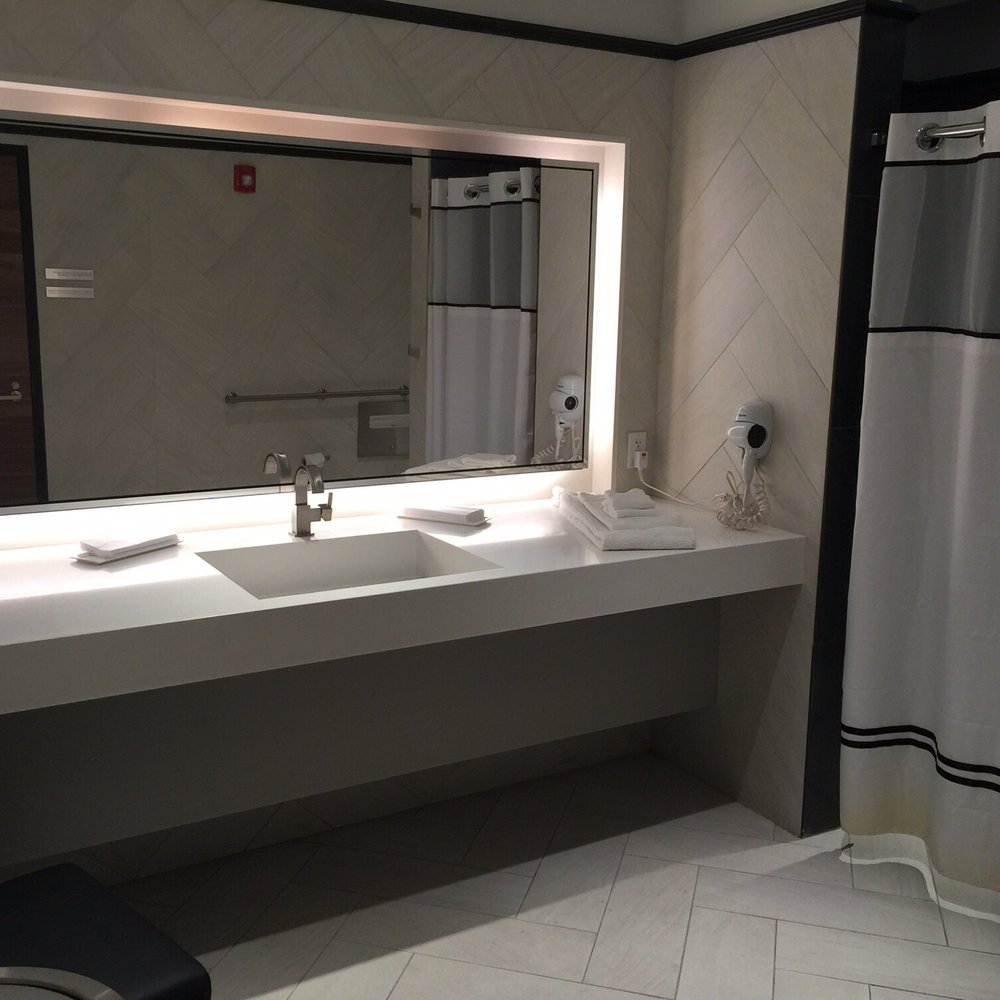 The Centurion Lounge - Shower room - Airport Lounges Near Me - Miami, Florida