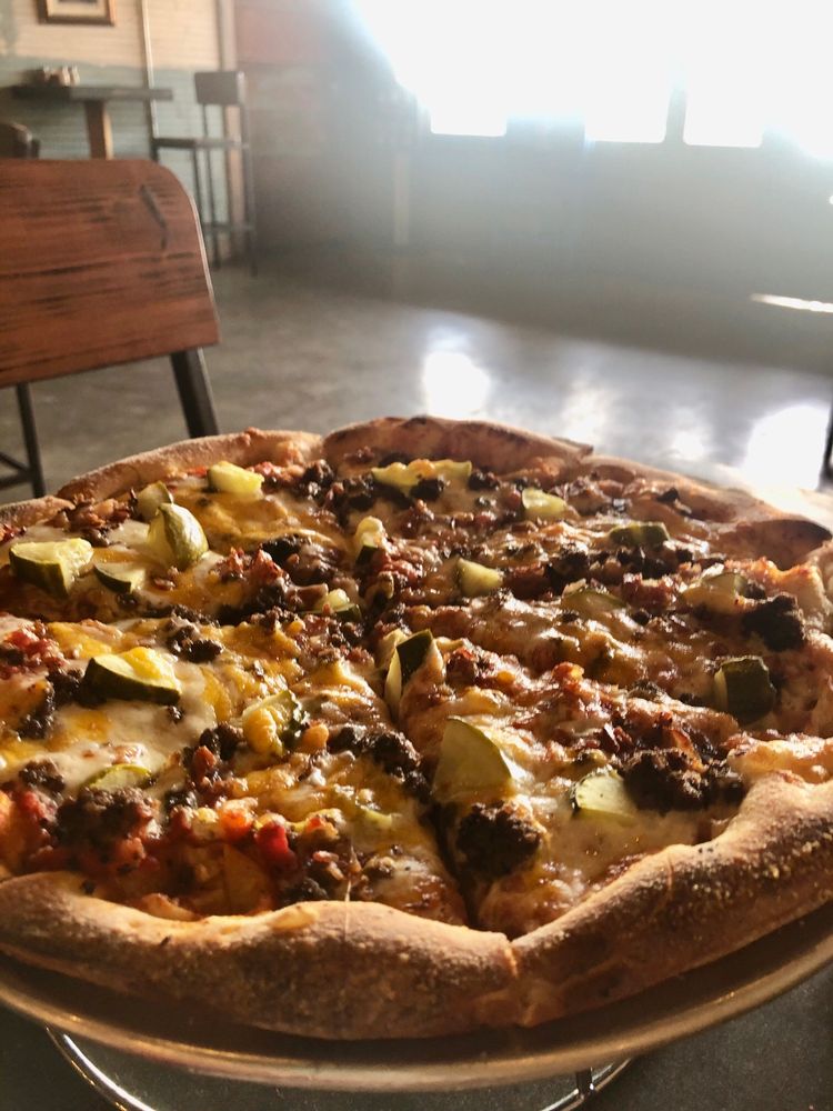 PIZZA & PINT Updated October 2024 83 Photos & 83 Reviews 113 N