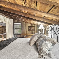 Dugan Hollow Retreats - Log Cabins & Suites - Cabin's primary loft with a King-sized bed.