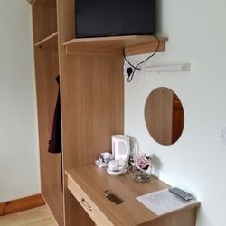 Michaeleen's Manor - Coffee, tea and milk. TV, closet with wooden hangers and luggage racks!