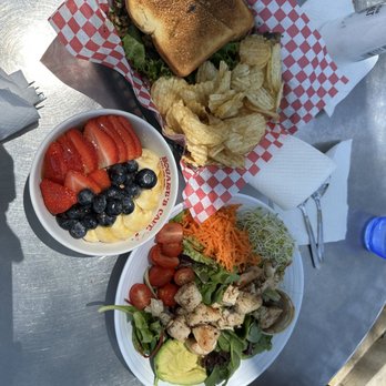 Bogart's Cafe - Açaí Bowl, Pesto Chicken Sándwich, Chicken and Avocado Salad - Breakfast & Brunch Near Me - Honolulu, Hawaii