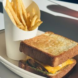 Indnon Cafe & Bistro