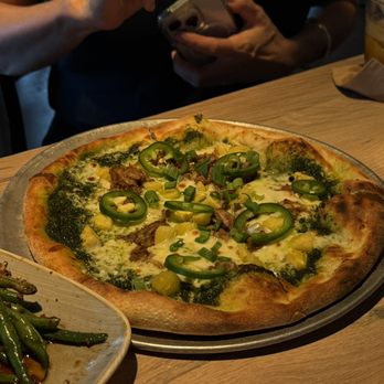 Moku Kitchen - Kalua Pork and Pineapple pizza - Cocktail Bars Near Me - Honolulu, Hawaii