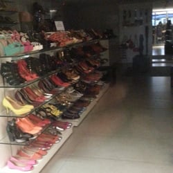 Arezzo - Uma idéia das prateleiras com os produtos da loja.