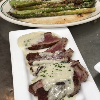 Si Tapas - Sirloin with blue cheese sauce and asparagus - Spanish Near Me - Dallas, Texas
