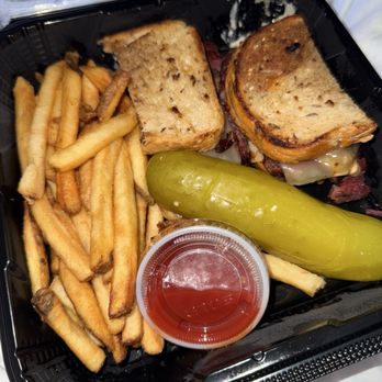 Murray's Tavern - Reuben Sandwich - American Near Me - Austin, Texas