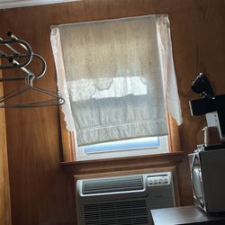 Gladstone Motel - No black out curtain. NO CURTAIN!!!