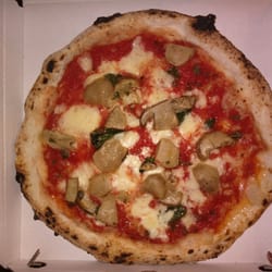 Pizzeria Napule' di Pietro Fusco - Pizza con funghi (mushroom pizza)