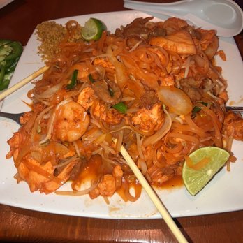 Pho Show - Pad Thai Noodles W/Beef , Chicken , And Shrimp - Vietnamese Near Me - Culver City, California Pho Show - Pad Thai Noodles W/Beef , Chicken , And Shrimp - Vietnamese Near Me - Culver City, California