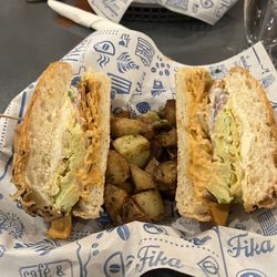 Fika Café & Crepas - Sándwich de Chilaquiles