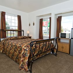 All View Motel - Standard 1Q bed w/fridge and microwave - non smoking - free wireless internet - direct dial phones - laundry on site