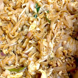 Sawaddee - Pad Thai with Chicken