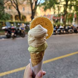 Cremeria Cavour - If there's a long line,  there's a reason.